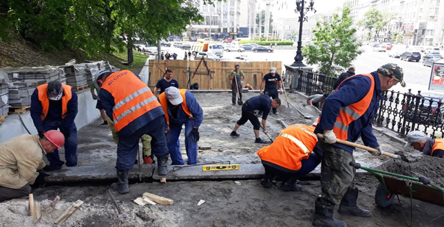 Робітники КП "СУППР" взяли участь в роботах з реконструкції сходів біля Національної філармонії України.
