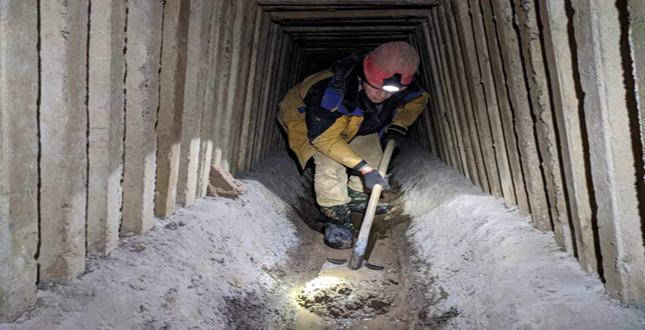 Чищення дренажно-штольневої системи №52 на території Києво-Печерської Лаври від наносів ґрунту.