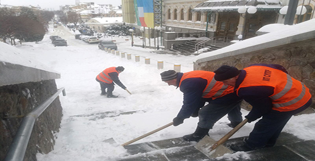 Робітники КП «СУППР» на подоланні снігових заметів