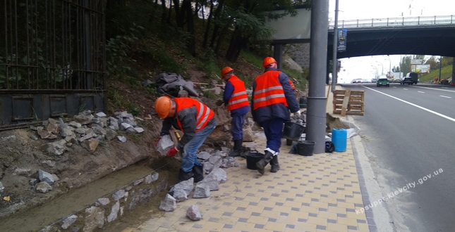Працівниками КП "СУППР" проводяться роботи по капітальному ремонту підпірної стінки біля Печерського шляхопроводу