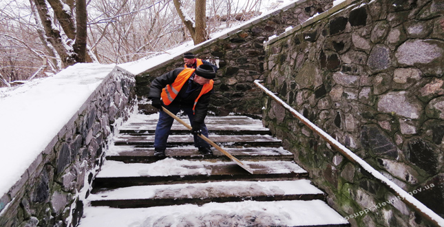 Прибирання снігу на об'єктах КП "СУППР"