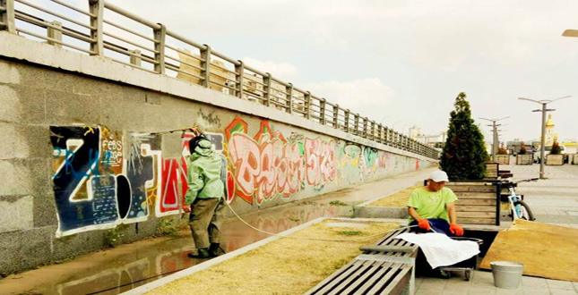 Виконання робіт з очистки від «графіті» підпірних стін вздовж вулиці Набережно-Хрещатицької в межах реконструкції Поштової площі