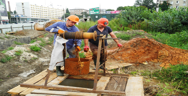 Робітники дільниці №3 КП «СУППР» очищують дренажно-штольневу систему №49  (біля Либіської площі)  від наносів ґрунту