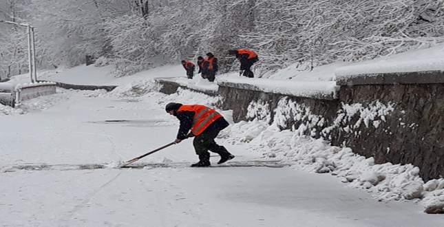 Очищення водовідвідних лотків та зливоприймачів від снігу біля Пішохідного мосту на Набережному шосе
